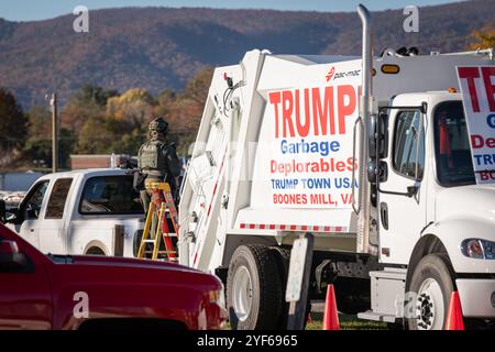 Salem, Virginia, Stati Uniti. 2 novembre 2024. I sostenitori di Donald Trump si sono riuniti a Salem, Virginia, il 2 novembre 2024, per un raduno in cui hanno applaudito e guardato i discorsi su un grande schermo fuori dalla sede. Le linee iniziarono a formarsi già alle 4 del mattino, con molte che aspettavano fino a dieci ore senza essere in grado di entrare a causa della dimensione della folla. Anche se i partecipanti hanno mostrato un sostegno entusiasta per Trump, il tono dell'evento è stato caratterizzato da indignazione e risentimento, con oratori che hanno trasmesso messaggi arrabbiati che hanno risuonato con l'umore della folla, un mix di rabbia, lamentele e malcontento. Credito: Diego Montoya Foto Stock