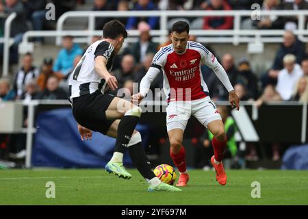 Gabriel Martinelli dell'Arsenal in azione con Tino Livramento del Newcastle United durante la partita di Premier League tra Newcastle United e Arsenal al St. James's Park, Newcastle, sabato 2 novembre 2024. (Foto: Mark Fletcher | mi News) crediti: MI News & Sport /Alamy Live News Foto Stock