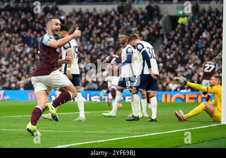 Londra, Regno Unito. 3 novembre 2024. Londra, Inghilterra - 3 novembre: Il capitano dell'Aston Villa John McGinn (a sinistra) celebra Morgan Rogers segnando il gol di apertura durante la partita di Premier League 2024/25 tra il Tottenham Hotspur FC e l'Aston Villa FC al Tottenham Hotspur Stadium il 3 novembre 2024 a Londra, Inghilterra. (Foto di David Horton/SPP) (David Horton/SPP) credito: SPP Sport Press Photo. /Alamy Live News Foto Stock