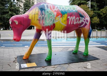 Madrid, Spagna. 24 gennaio 2022. Una scultura a forma di mucca dipinta presso la Galleria delle mucche di Madrid, il 3 noviembre, 2024 a Madrid, Spagna. Madrid Cow Gallery è una mostra urbana con la Galeria Jorge Alcolea e il Municipio di Madrid. Crediti: SIPA USA/Alamy Live News Foto Stock