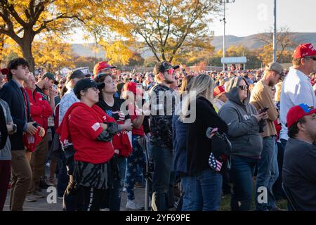 Salem, Virginia, Stati Uniti. 2 novembre 2024. I sostenitori di Donald Trump si sono riuniti a Salem, Virginia, il 2 novembre 2024, per un raduno in cui hanno applaudito e guardato i discorsi su un grande schermo fuori dalla sede. Le linee iniziarono a formarsi già alle 4 del mattino, con molte che aspettavano fino a dieci ore senza essere in grado di entrare a causa della dimensione della folla. Anche se i partecipanti hanno mostrato un sostegno entusiasta per Trump, il tono dell'evento è stato caratterizzato da indignazione e risentimento, con oratori che hanno trasmesso messaggi arrabbiati che hanno risuonato con l'umore della folla, un mix di rabbia, lamentele e malcontento. Credito: Diego Montoya Foto Stock