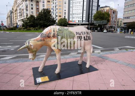 Madrid, Spagna. 24 gennaio 2022. Una scultura a forma di mucca dipinta presso la Galleria delle mucche di Madrid, il 3 noviembre, 2024 a Madrid, Spagna. Madrid Cow Gallery è una mostra urbana con la Galeria Jorge Alcolea e il Municipio di Madrid. Crediti: SIPA USA/Alamy Live News Foto Stock