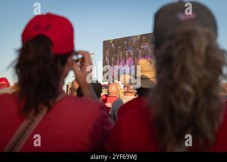Salem, Virginia, Stati Uniti. 2 novembre 2024. I sostenitori di Donald Trump si sono riuniti a Salem, Virginia, il 2 novembre 2024, per un raduno in cui hanno applaudito e guardato i discorsi su un grande schermo fuori dalla sede. Le linee iniziarono a formarsi già alle 4 del mattino, con molte che aspettavano fino a dieci ore senza essere in grado di entrare a causa della dimensione della folla. Anche se i partecipanti hanno mostrato un sostegno entusiasta per Trump, il tono dell'evento è stato caratterizzato da indignazione e risentimento, con oratori che hanno trasmesso messaggi arrabbiati che hanno risuonato con l'umore della folla, un mix di rabbia, lamentele e malcontento. Credito: Diego Montoya Foto Stock