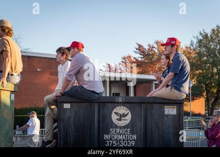 Salem, Virginia, Stati Uniti. 2 novembre 2024. I sostenitori di Donald Trump si sono riuniti a Salem, Virginia, il 2 novembre 2024, per un raduno in cui hanno applaudito e guardato i discorsi su un grande schermo fuori dalla sede. Le linee iniziarono a formarsi già alle 4 del mattino, con molte che aspettavano fino a dieci ore senza essere in grado di entrare a causa della dimensione della folla. Anche se i partecipanti hanno mostrato un sostegno entusiasta per Trump, il tono dell'evento è stato caratterizzato da indignazione e risentimento, con oratori che hanno trasmesso messaggi arrabbiati che hanno risuonato con l'umore della folla, un mix di rabbia, lamentele e malcontento. Credito: Diego Montoya Foto Stock