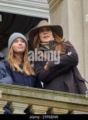 2024-11-03 COPENHAGEN DENMARKRoyal Danish Family Queen Mary e sua figlia la Principessa Giuseppina partecipano alla caccia di Hubertus a Dyrehaven a nord di Copenaghen. La caccia all'Hubertus è una continuazione delle vecchie battute di caccia al parrucchiere per cui Dyrehaven è stata originariamente costruita. La caccia è lunga 11 chilometri, con 32 ostacoli lungo il percorso e, con poche eccezioni, si svolge ogni anno dal 1900. In connessione con la caccia agli Hubertus, la Regina assegnerà il premio onorario di Maria per il vincitore della caccia. Le immagini mostrano: La regina Maria di Danimarca e sua figlia la principessa Giuseppina. FOTO: Stefan Lindblom/TT co Foto Stock