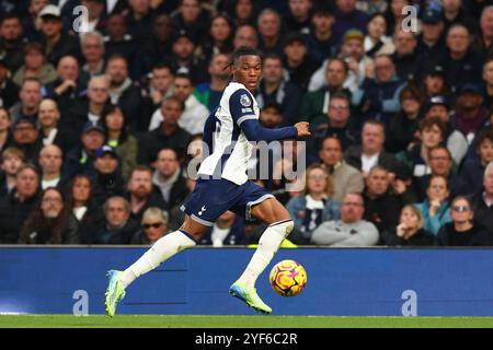 Tottenham Hotspur Stadium, Londra, Regno Unito. 3 novembre 2024. Premier League Football, Tottenham Hotspur contro Aston Villa; Destiny Udogie of Tottenham Hotspur Credit: Action Plus Sports/Alamy Live News Foto Stock