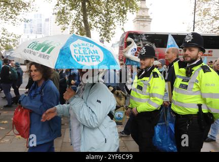 Londra, Regno Unito, 3 novembre 2024. Il presentatore televisivo e naturalista Chris Packham, lo chef Hugh Fearnley-Whittingstall e The Wombles guidarono gli anni '1000 in una massiccia marcia per l'acqua pulita e la fine delle acque reflue nei nostri fiumi, passando per Downing Street e terminando con discorsi di Westminster con un invito al primo ministro Keir Starmer per l'azione. Credito : Monica Wells/Alamy Live News Foto Stock