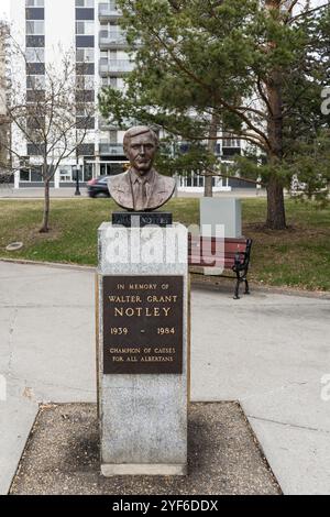 Edmonton, Canada, 28 aprile 2024: Un busto di Walter Grant Notley (1939-1984) in cima a Victoria Park Drive e 116th Street, Edmonton Foto Stock