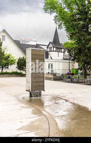 Edmonton, Canada, 28 maggio 2024: Sometimes, Always, Even (2017) by April Dean un'opera d'arte basata su testo applicata alla caratteristica dell'acqua di granito Foto Stock