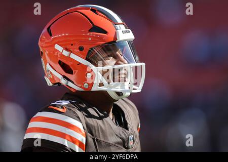 Cleveland, Stati Uniti. 3 novembre 2024. Il quarterback dei Cleveland Browns Jameis Winston (5) guarda il campo prima della partita contro i Los Angeles Chargers all'Huntington Bank Field di Cleveland, Ohio, domenica 3 novembre 2024. Foto di Aaron Josefczyk/UPI credito: UPI/Alamy Live News Foto Stock