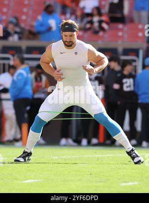 Cleveland, Stati Uniti. 3 novembre 2024. I Los Angeles Chargers Joey Bosa (97) si scalda prima della partita contro i Cleveland Browns all'Huntington Bank Field di Cleveland, Ohio, domenica 3 novembre 2024. Foto di Aaron Josefczyk/UPI credito: UPI/Alamy Live News Foto Stock