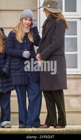 2024-11-03 COPENHAGEN DENMARKRoyal Danish Family Queen Mary e sua figlia la Principessa Giuseppina partecipano alla caccia di Hubertus a Dyrehaven a nord di Copenaghen. La caccia all'Hubertus è una continuazione delle vecchie battute di caccia al parrucchiere per cui Dyrehaven è stata originariamente costruita. La caccia è lunga 11 chilometri, con 32 ostacoli lungo il percorso e, con poche eccezioni, si svolge ogni anno dal 1900. In connessione con la caccia agli Hubertus, la Regina assegnerà il premio onorario di Maria per il vincitore della caccia. Le immagini mostrano: La regina Maria di Danimarca e sua figlia la principessa Giuseppina. FOTO: Stefan Lindblom/TT co Foto Stock