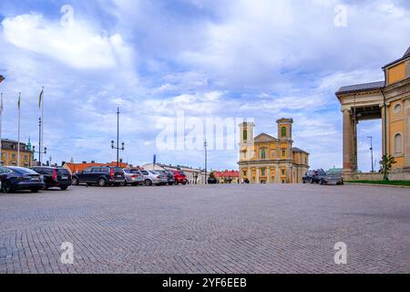 Stortorget, la piazza principale o il mercato, la chiesa di Fredriks e la chiesa della Trinità nel centro storico di Karlskrona, Blekinge län, Svezia. Foto Stock