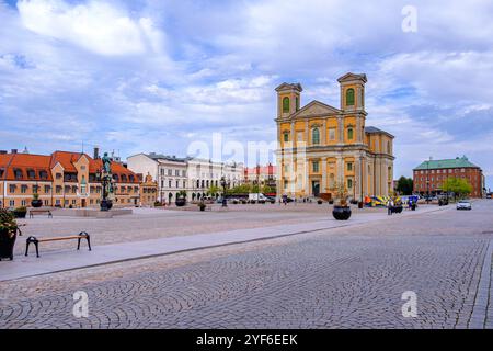 Stortorget, la piazza principale o il mercato, e la chiesa di Fredriks nel centro storico di Karlskrona, Blekinge län, Svezia, solo per uso editoriale. Foto Stock