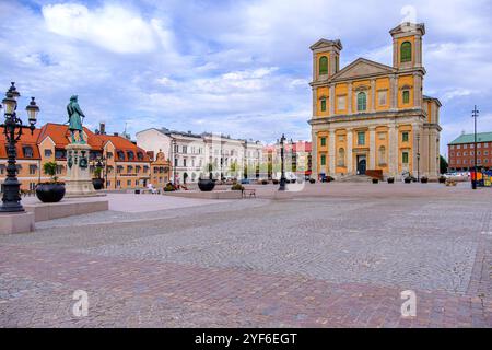 Stortorget, la piazza principale o il mercato, e la chiesa di Fredriks nel centro storico di Karlskrona, Blekinge län, Svezia, solo per uso editoriale. Foto Stock