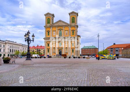 Stortorget, la piazza principale o il mercato, e la chiesa di Fredriks nel centro storico di Karlskrona, Blekinge län, Svezia, solo per uso editoriale. Foto Stock