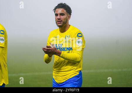 Waalwijk, Paesi Bassi. 3 novembre 2024. WAALWIJK, PAESI BASSI - 3 NOVEMBRE: Il Faissal al Mazyani dell'RKC Waalwijk ringrazia i tifosi durante l'incontro olandese Eredivisie tra l'RKC Waalwijk e l'Almere City FC al Mandemakers Stadion il 3 novembre 2024 a Waalwijk, Paesi Bassi. (Foto di Joris Verwijst/Orange Pictures) credito: Orange Pics BV/Alamy Live News Foto Stock