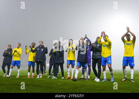Waalwijk, Paesi Bassi. 3 novembre 2024. WAALWIJK, PAESI BASSI - 3 NOVEMBRE: I tifosi dell'RKC Waalwijk celebrano la vittoria durante l'incontro olandese Eredivisie tra l'RKC Waalwijk e l'Almere City FC al Mandemakers Stadion il 3 novembre 2024 a Waalwijk, Paesi Bassi. (Foto di Joris Verwijst/Orange Pictures) credito: Orange Pics BV/Alamy Live News Foto Stock