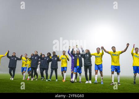 Waalwijk, Paesi Bassi. 3 novembre 2024. WAALWIJK, PAESI BASSI - 3 NOVEMBRE: I tifosi dell'RKC Waalwijk celebrano la vittoria durante l'incontro olandese Eredivisie tra l'RKC Waalwijk e l'Almere City FC al Mandemakers Stadion il 3 novembre 2024 a Waalwijk, Paesi Bassi. (Foto di Joris Verwijst/Orange Pictures) credito: Orange Pics BV/Alamy Live News Foto Stock
