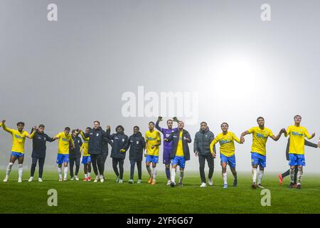 Waalwijk, Paesi Bassi. 3 novembre 2024. WAALWIJK, PAESI BASSI - 3 NOVEMBRE: I tifosi dell'RKC Waalwijk celebrano la vittoria durante l'incontro olandese Eredivisie tra l'RKC Waalwijk e l'Almere City FC al Mandemakers Stadion il 3 novembre 2024 a Waalwijk, Paesi Bassi. (Foto di Joris Verwijst/Orange Pictures) credito: Orange Pics BV/Alamy Live News Foto Stock
