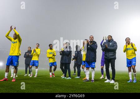 Waalwijk, Paesi Bassi. 3 novembre 2024. WAALWIJK, PAESI BASSI - 3 NOVEMBRE: I tifosi dell'RKC Waalwijk celebrano la vittoria durante l'incontro olandese Eredivisie tra l'RKC Waalwijk e l'Almere City FC al Mandemakers Stadion il 3 novembre 2024 a Waalwijk, Paesi Bassi. (Foto di Joris Verwijst/Orange Pictures) credito: Orange Pics BV/Alamy Live News Foto Stock