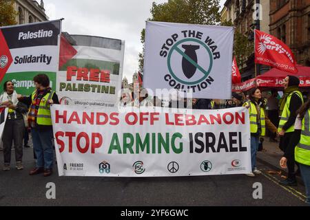 Londra, Regno Unito. 2 novembre 2024. I manifestanti pro-palestinesi si riuniscono fuori Downing Street mentre migliaia di persone marciano nel centro di Londra in solidarietà con la Palestina e il Libano, chiedendo la fine degli attacchi israeliani. Crediti: Vuk Valcic/Alamy Live News Foto Stock