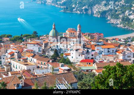 Vietri sul Mare, skyline della città italiana sulla Costiera Amalfitana nel pomeriggio. Foto Stock