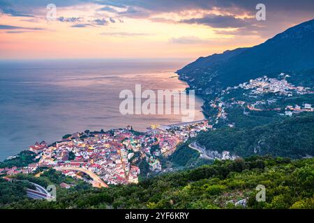 Vietri sul Mare, skyline della città sulla costiera amalfitana al tramonto. Foto Stock