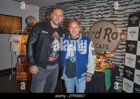 Kevin Kuske und Lars Pape - Hard Rock Cafe praesentiert das Captain messi - Kindermenue, in Zusammenarbeit mit Lionel messi im Hard Rock Cafe Berlino, 03.11.2024. Hard Rock Cafe Berlin Captain messi - Kindermenue *** Kevin Kuske e Lars Pape Hard Rock Cafe presenta il Captain messi Kids Menu, in collaborazione con Lionel messi all'Hard Rock Cafe Berlin il 03 11 2024 Hard Rock Cafe Berlin Captain messi Kids Menu Foto Stock