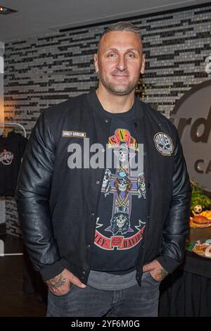 Kevin Kuske - Hard Rock Cafe praesentiert das Captain messi - Kindermenue, in Zusammenarbeit mit Lionel messi im Hard Rock Cafe Berlino am 03.11.2024. Hard Rock Cafe Berlin Captain messi - Kindermenue *** Kevin Kuske Hard Rock Cafe presenta il menu per bambini Captain messi, in collaborazione con Lionel messi all'Hard Rock Cafe Berlin il 03 11 2024 Hard Rock Cafe Berlin Captain messi Kids Menu Foto Stock