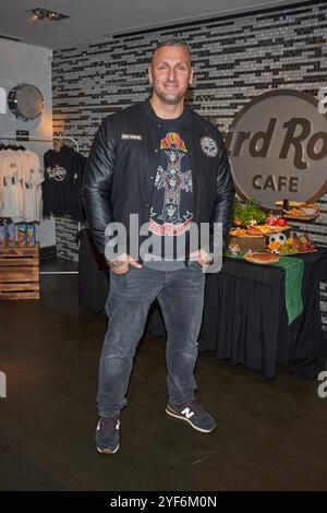 Kevin Kuske - Hard Rock Cafe praesentiert das Captain messi - Kindermenue, in Zusammenarbeit mit Lionel messi im Hard Rock Cafe Berlino am 03.11.2024. Hard Rock Cafe Berlin Captain messi - Kindermenue *** Kevin Kuske Hard Rock Cafe presenta il menu per bambini Captain messi, in collaborazione con Lionel messi all'Hard Rock Cafe Berlin il 03 11 2024 Hard Rock Cafe Berlin Captain messi Kids Menu Foto Stock
