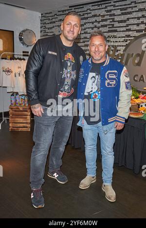 Kevin Kuske und Lars Pape - Hard Rock Cafe praesentiert das Captain messi - Kindermenue, in Zusammenarbeit mit Lionel messi im Hard Rock Cafe Berlino, 03.11.2024. Hard Rock Cafe Berlin Captain messi - Kindermenue *** Kevin Kuske e Lars Pape Hard Rock Cafe presenta il Captain messi Kids Menu, in collaborazione con Lionel messi all'Hard Rock Cafe Berlin il 03 11 2024 Hard Rock Cafe Berlin Captain messi Kids Menu Foto Stock