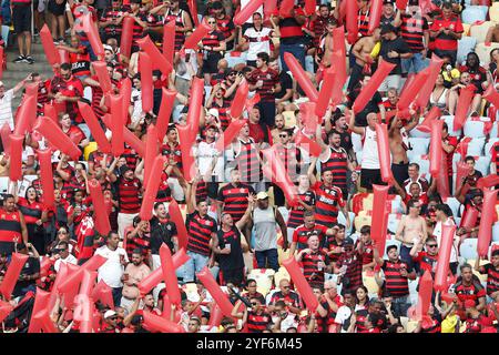 Rio de Janeiro, Brasile. 3 ottobre 2024. I tifosi del Flamengo hanno preceduto la partita tra Flamengo e Atletico Mineiro, per la finale di andata della Coppa del Brasile 2024, allo Stadio Maracana, a Rio de Janeiro il 12 ottobre 2024. Foto: Nadine Freitas/DiaEsportivo/Alamy Live News crediti: DiaEsportivo/Alamy Live News Foto Stock