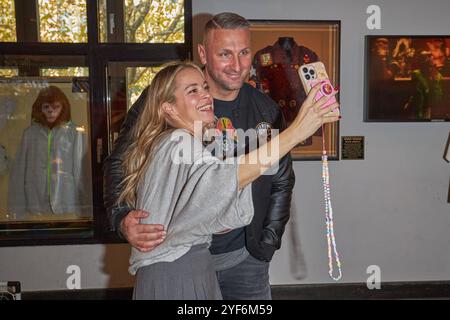 Marina Hoermanseder und Kevin Kuske - Hard Rock Cafe praesentiert das Captain messi - Kindermenue, in Zusammenarbeit mit Lionel messi im Hard Rock Cafe Berlino am 03.11.2024. Hard Rock Cafe Berlin Captain messi - Kindermenue *** Marina Hoermanseder e Kevin Kuske Hard Rock Cafe presenta il menu per bambini Captain messi, in collaborazione con Lionel messi all'Hard Rock Cafe Berlin il 03 11 2024 Hard Rock Cafe Berlin Captain messi Childrens Menu Foto Stock