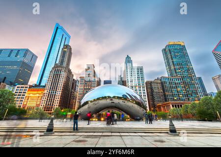 CHICAGO - ILLINOIS: 12 MAGGIO 2018: I turisti visitano Cloud Gate nel Millennium Park in serata. Foto Stock