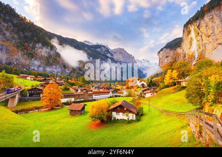 Lauterbrunnen, Svizzera bella mattina durante la stagione autunnale. Foto Stock