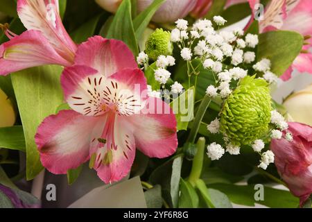 Bouquet di fiori, crisantemo, rosa, giglio, garofano. Sfondo di fiori. Foto Stock