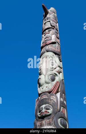 Alaska, Sitka. Sitka National Historical Park, Totem Trail, sede di un'impressionante collezione di pali totemici scolpiti da artisti Tlingit e Haida. Foto Stock