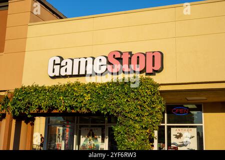 Los Angeles, California, Stati Uniti - 02-22-2019: Una vista di un'insegna del negozio per il negozio di videogiochi noto come GameStop. Foto Stock