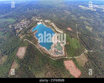 Drone sopra la vista sul panorama delle cave di Novoozeryansky, Ucraina. Foto Stock