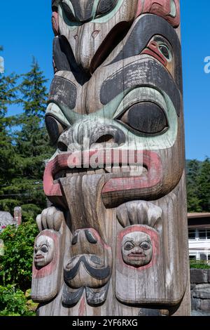 Alaska, Sitka. Sitka National Historical Park, Totem Trail, sede di un'impressionante collezione di pali totemici scolpiti da artisti Tlingit e Haida. Foto Stock