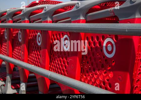 Los Angeles, California, Stati Uniti - 02-24-2019: Vista di una fila di carrelli rossi con il logo Target in un corral nel parcheggio. Foto Stock