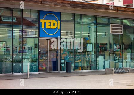 MELK, AUSTRIA - 30 LUGLIO 2021: Vetrina del negozio Tedi che vende decorazioni e articoli per la casa Foto Stock