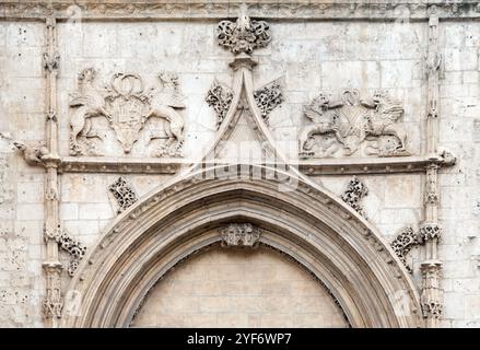 L'Iglesia la Merced di Burgos mostra notevoli incisioni in pietra e caratteristiche architettoniche dalla sua facciata storica. Foto Stock