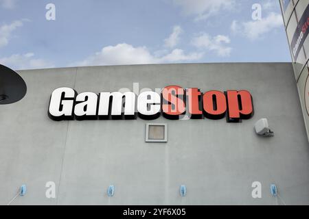 Los Angeles, California, Stati Uniti - 02-22-2019: Una vista di un'insegna del negozio per il negozio di videogiochi noto come GameStop. Foto Stock