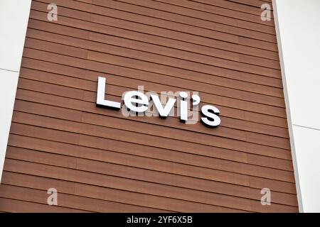 Orange, California, Stati Uniti - 02-27-2019: Un cartello per il negozio di jeans noto come Levi's.. Foto Stock