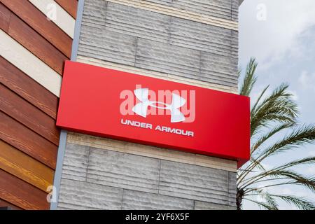 Los Angeles, California, Stati Uniti - 02-27-2019: Vista di un cartello del negozio per il rivenditore di sport conosciuto come Under Armour. Foto Stock