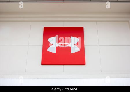 Los Angeles, California, Stati Uniti - 02-27-2019: Vista di un cartello del negozio per il rivenditore di sport conosciuto come Under Armour. Foto Stock