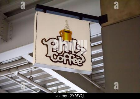 Huntington Beach, California, Stati Uniti - 03-01-2019: Una vista di un cartello di fronte al negozio per il caffè conosciuto come Philz Coffee. Foto Stock