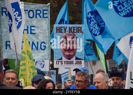 Londra, Regno Unito. 3 novembre 2024. (NOTA DELL'EDITORE; l'immagine contiene profanità)Un manifestante tiene un cartello con un messaggio per il primo ministro britannico Keir Starmer durante la marcia per l'acqua pulita. Migliaia di persone hanno marciato nel centro di Londra invitando il governo ad agire in merito all'acqua pulita e a porre fine allo scarico delle acque reflue nelle acque britanniche. Credito: SOPA Images Limited/Alamy Live News Foto Stock